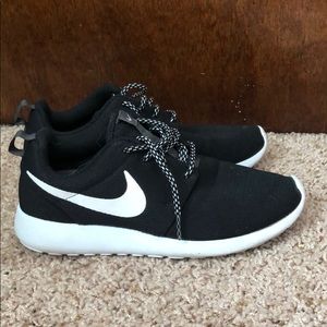NIKE ROSHE ONE WOMENS SHOE